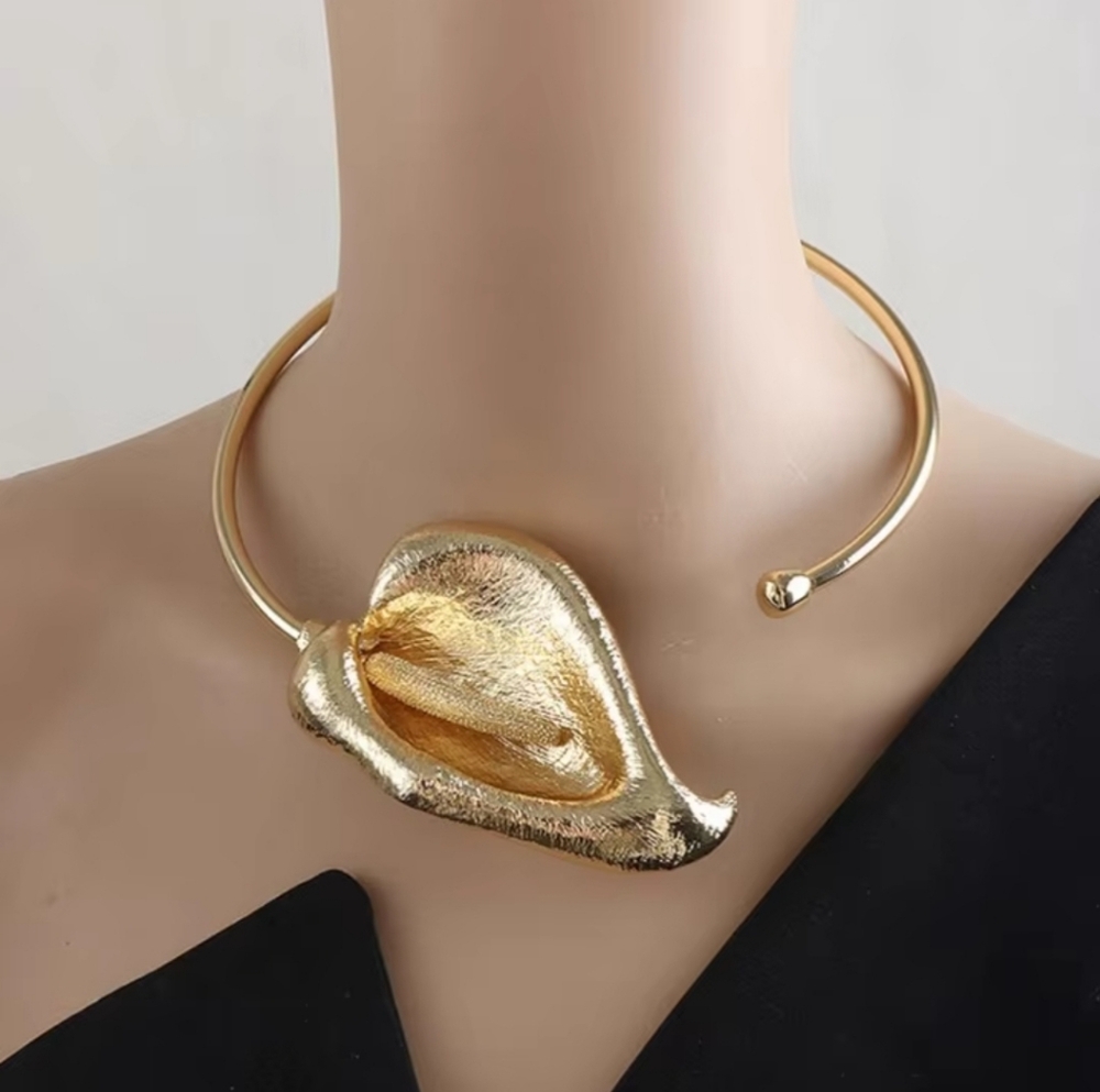 💛▪️Camila Coelho▪️ Gold Tone Calla Lily Statement Choker Floral Necklace - Picture 4 of 13